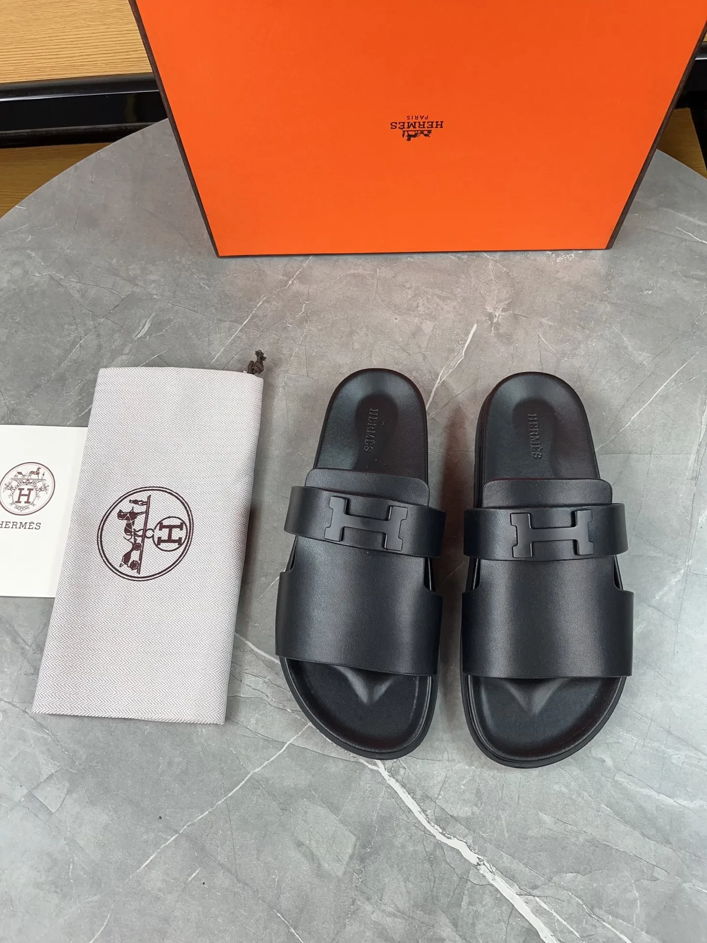 p440🐮🐮H family classic (couples) buckle slippers ✅ Hermes Hermes spring and summer sandals series! Classic style, always popular slippers - sandals, great with any combination! ! ! Upper: imported palmprint PU inner lining: imported mixed sheepskin Outsole: Tpu non-slip and wear-resistant outsole Female size: 35-40 (41 customized) Male size: 39-45 (39.45 customized)